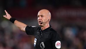 Anthony Taylor é um dos árbitros com mais cartões aplicados na Premier League; confira o top 10!
