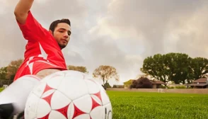 l'image montre deux joueurs se disputant un ballon