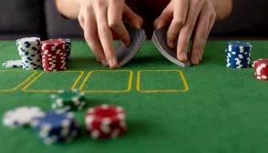 Imagem mostra mesa com cartas e fichas