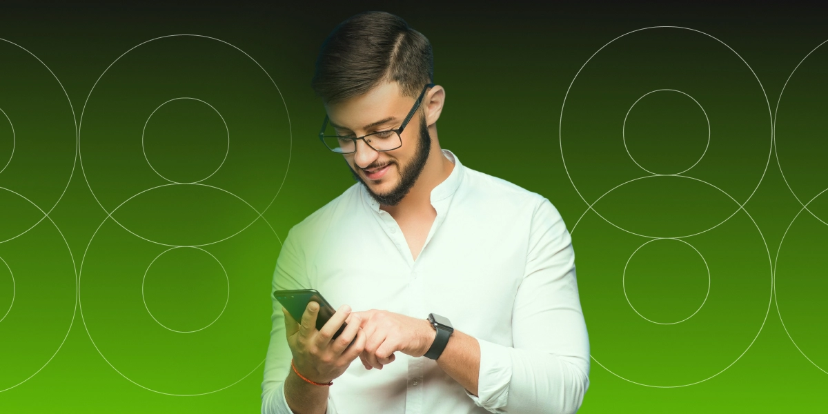 Imagem mostra homem sorrindo ao utilizar um smartphone