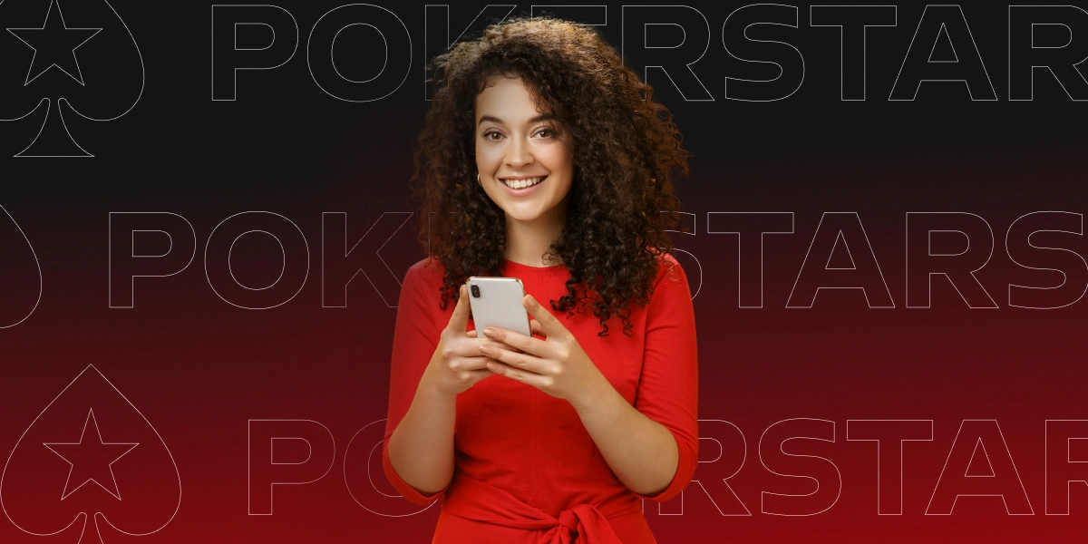 Imagem mostra mulher sorrindo ao utilizar um smartphone