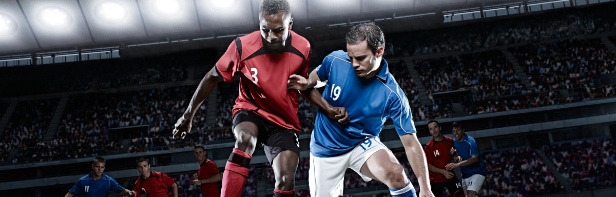 L'immagine mostra giocatori rivali che si contendono il pallone