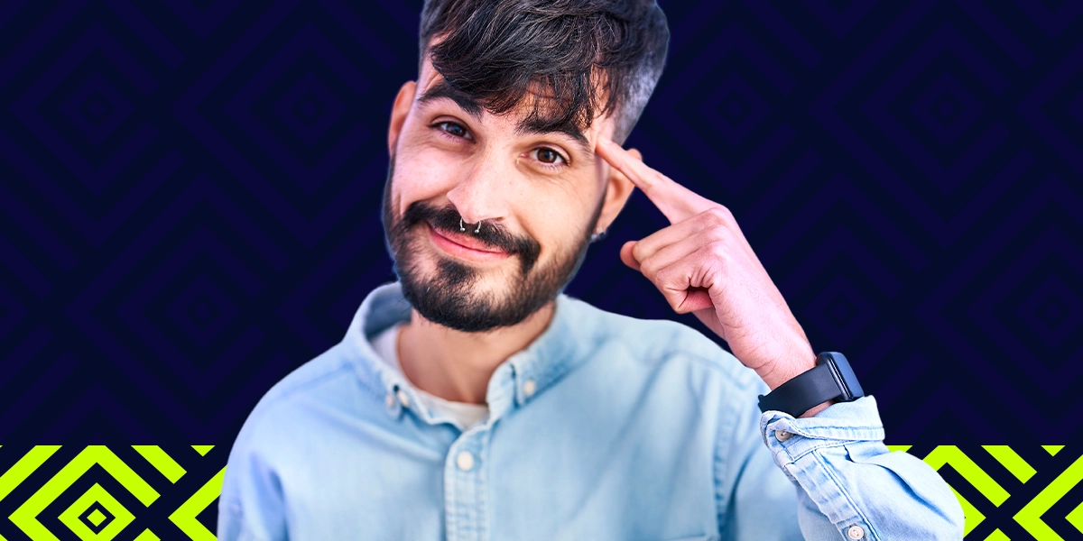 Imagem mostra homem sorrindo e fazendo sinal de uma boa ideia