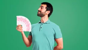 la imagen muestra a un hombre con un abanico de dinero