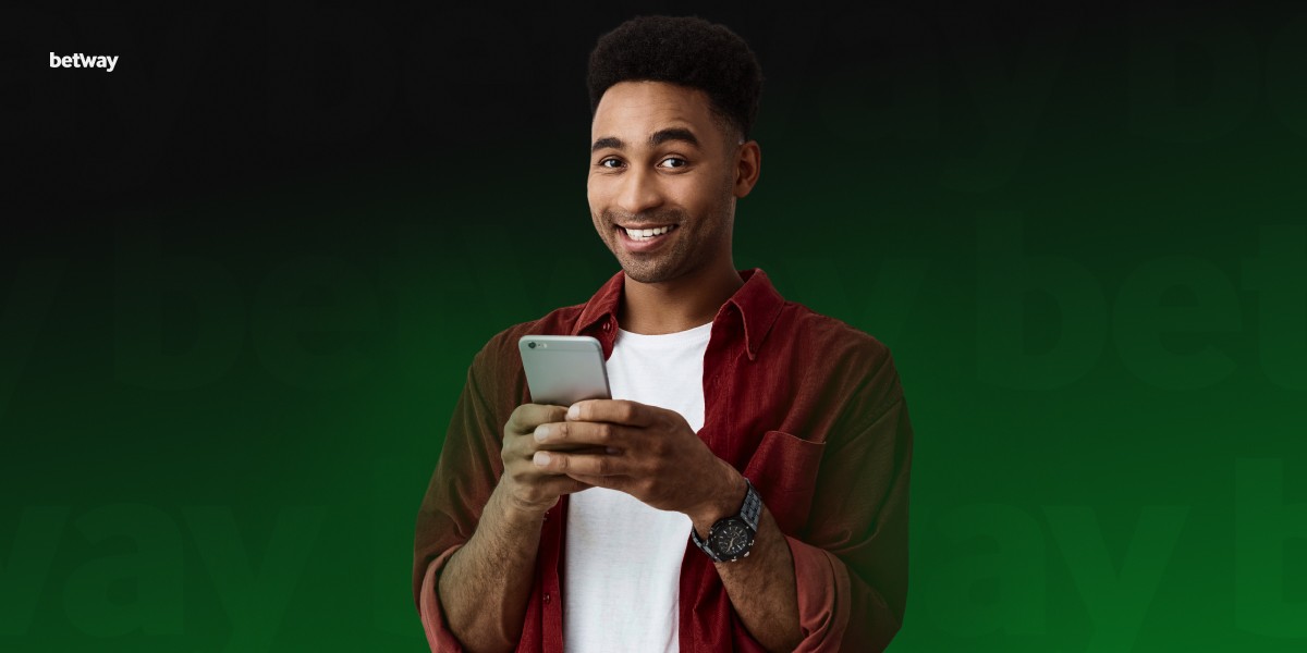 Imagem mostra homem sorrindo ao utilizar um smartphone