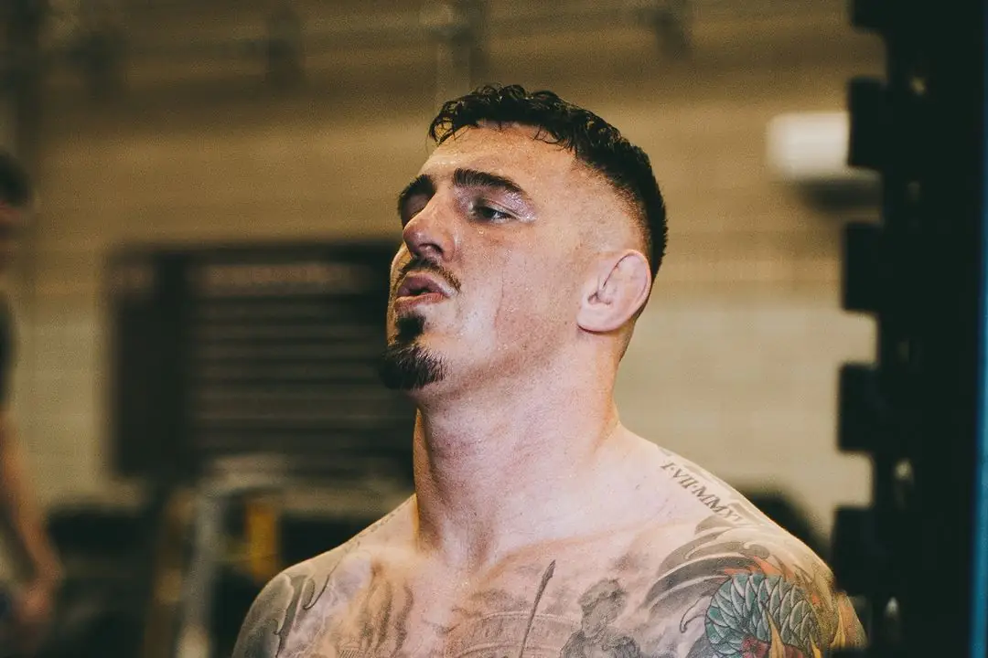 Impaciente com Jon Jones, Tom Aspinall pode estar em busca de um novo desafio no UFC (Foto: Reprodução)