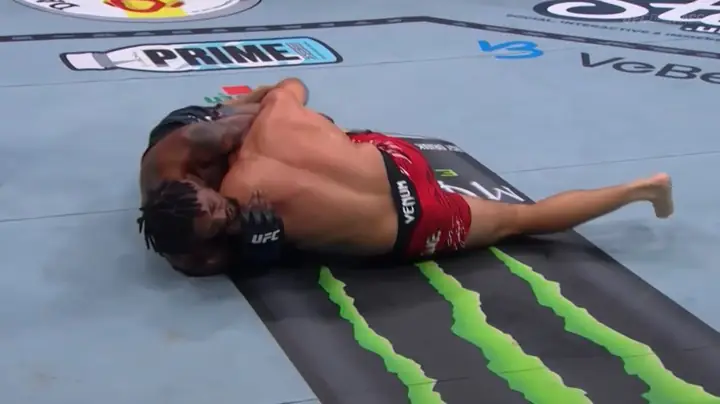 Kevin Holland finalizou Vicente Luque no card principal do UFC 316 (Foto: Reprodução)