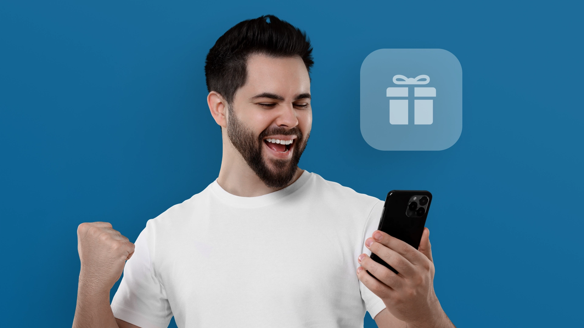 Imagem mostra homem comemorando ao utilizar um celular