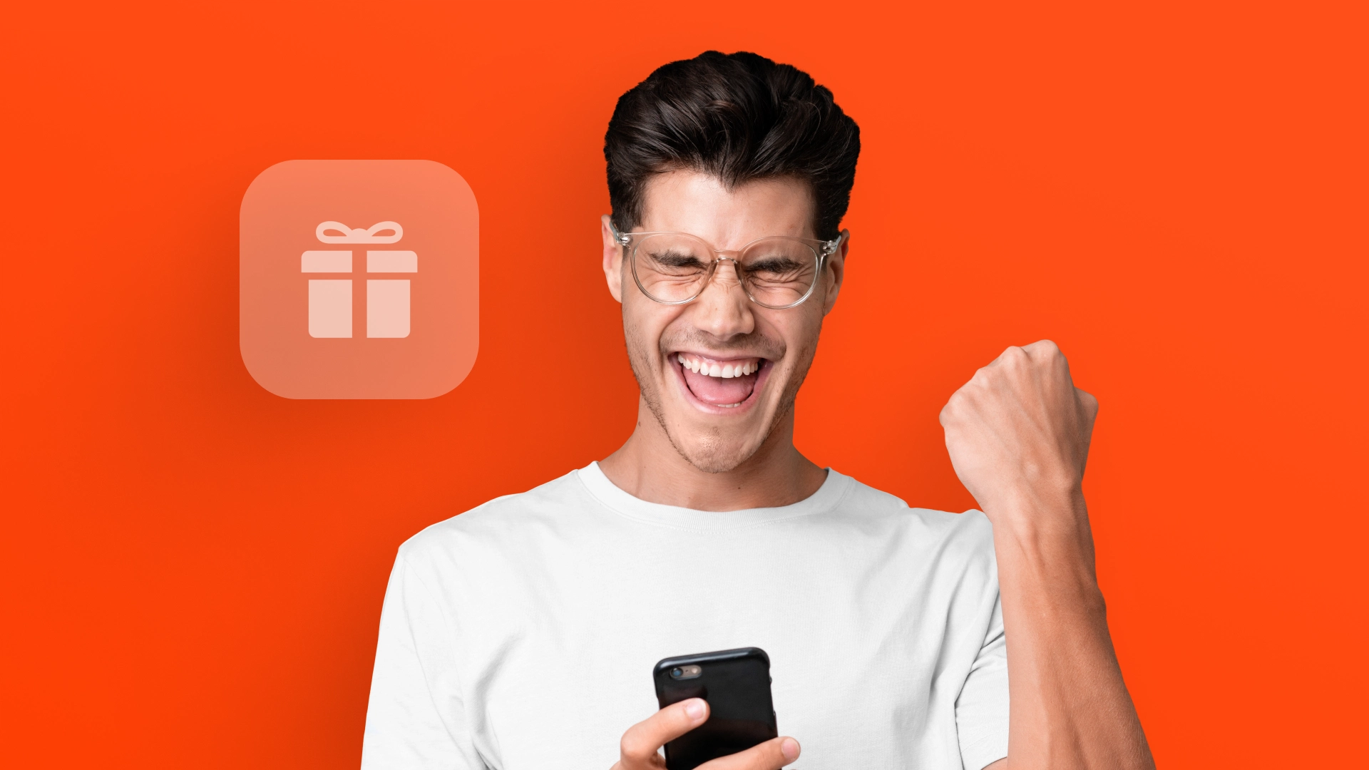 Imagem mostra homem comemorando ao utilizar um celular