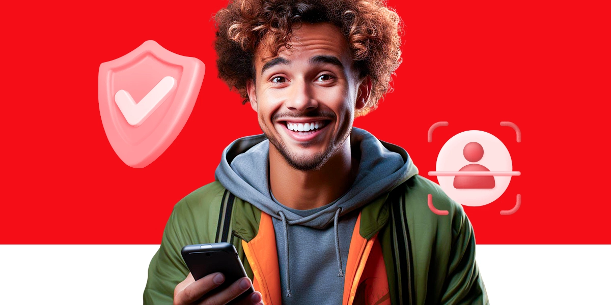 Imagem mostra homem sorrindo ao utilizar um smartphone