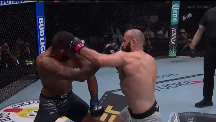 Brendson Ribeiro foi nocauteado por Azamat Murzakanov no card preliminar do UFC 316 (Foto: Reprodução/UFC)