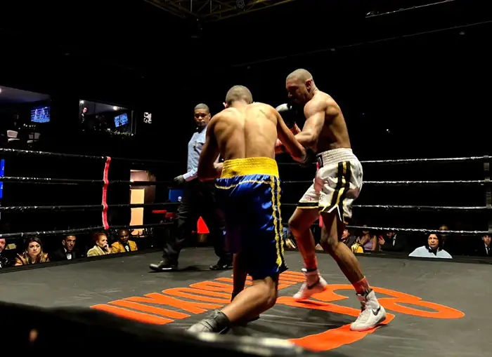 Tico (de branco) deu show na estreia oficial do Outboxing Fight Night (Foto Betamax)