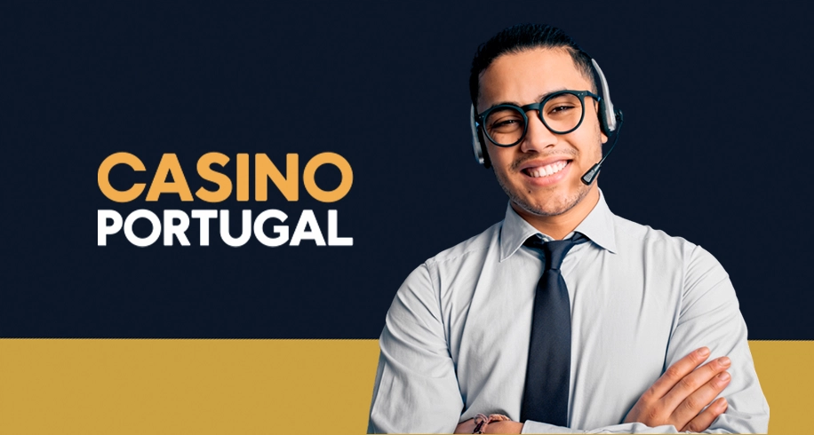Imagem mostra atendente sorrindo ao lado da logomarca do Casino Portugal