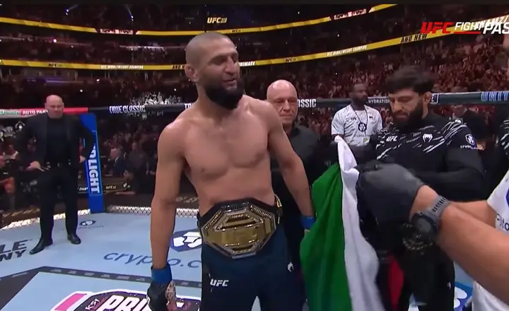 Khamzat Chimaev é o atual dono do cinturão dos médios no UFC (Foto: Reprodução/UFC)