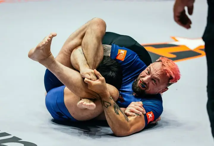 Craig Jones deu show em superluta no CJI 2 e chegou a finalizar o ex-lutador Chael Sonnen duas vezes (Foto: Divulgação/CJI)