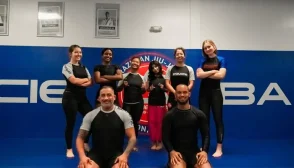 Caio (à direita) é faixa-preta de Jiu-Jitsu e referência quando o assunto é defesa pessoal para mulheres (Foto reprodução)