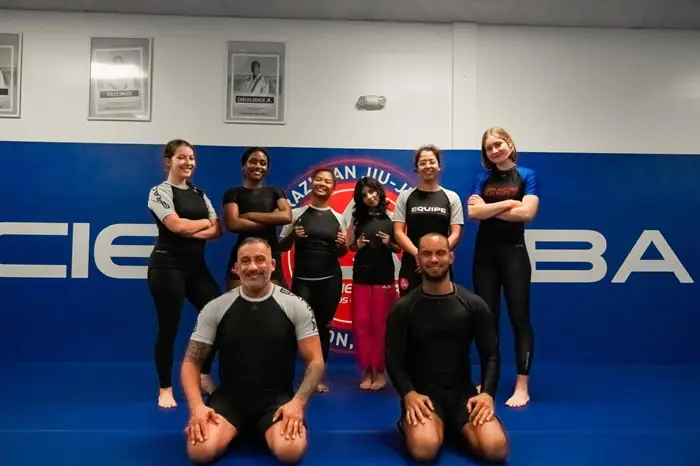 Caio (à direita) é faixa-preta de Jiu-Jitsu e referência quando o assunto é defesa pessoal para mulheres (Foto reprodução)