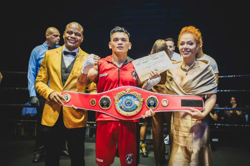Wallace e Patricia posam com Popozinho, vencedor da luta principal da noite de gala do Outboxing Fight Night (Foto: Priscila Tessarini)