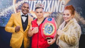 O Canhoto de Ouro, Wallace Moraes, posa com Patricia Rovarotto, sua esposa, e o campeão Popózinho no Outboxing Fight Night (Foto: Divulgação)