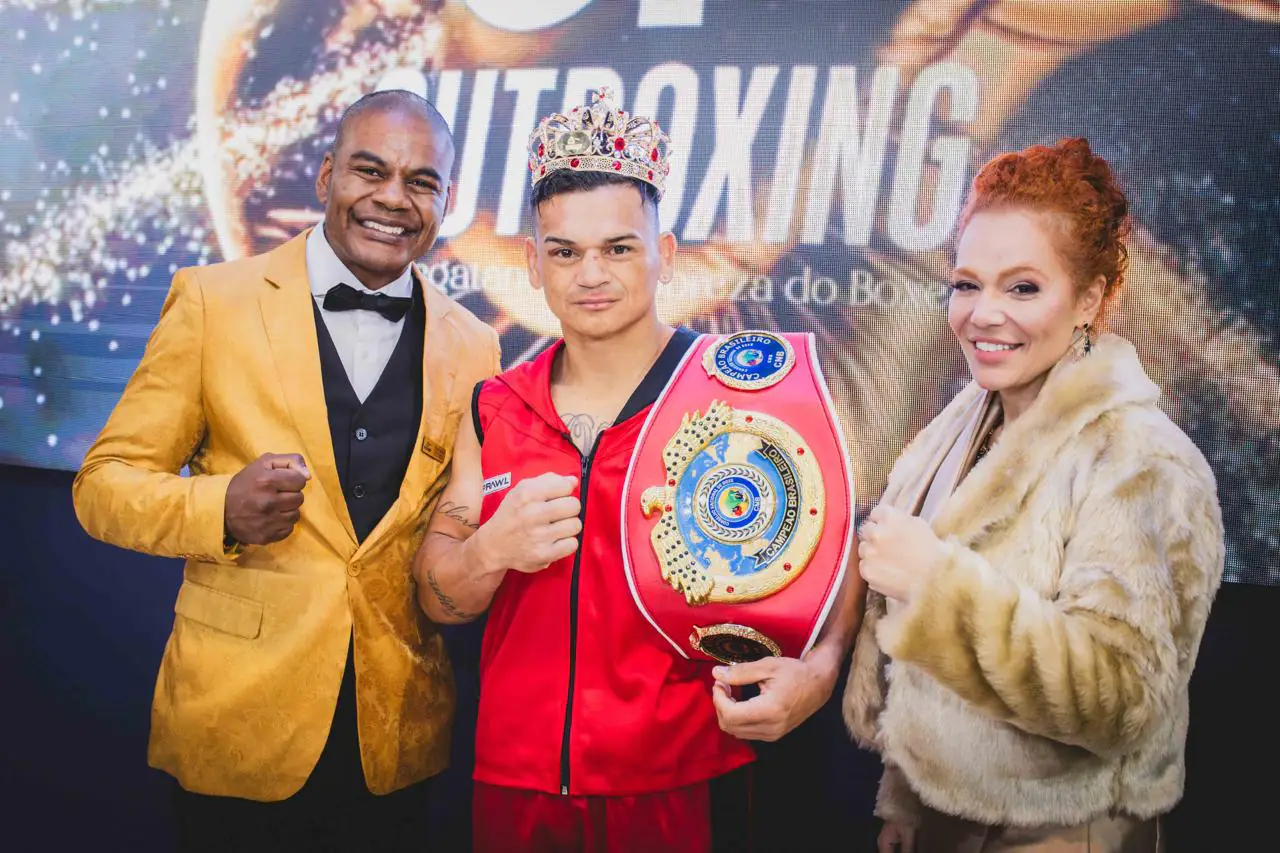 O Canhoto de Ouro, Wallace Moraes, posa com Patricia Rovarotto, sua esposa, e o campeão Popózinho no Outboxing Fight Night (Foto: Divulgação)
