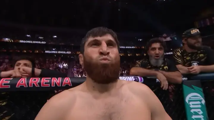 Magomed Ankalaev se pronunciou após ser derrotado por Alex Poatan na luta principal do UFC 320 (Foto: Reprodução/UFC)