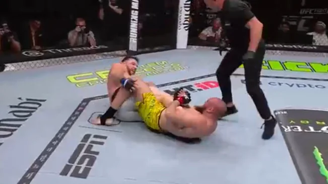 Valter Walker conquistou mais uma finalização através da chave de tornozelo no UFC 321 (Foto: Reprodução)