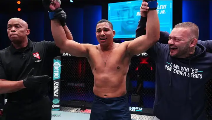 Em ação no Contender Series, Levi Rodrigues nocauteou Freddy Vidal e foi contratado pelo UFC (Foto: Chris Unger/Zuffa LLC)