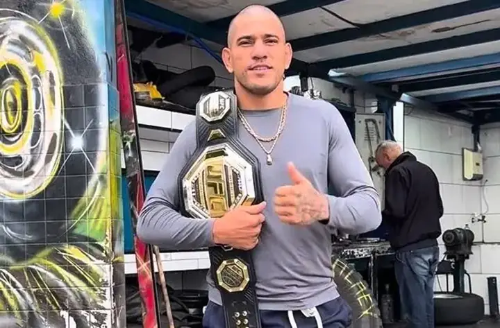 Após reconquistar o cinturão meio-pesado, Alex Poatan voltou à borracharia onde trabalhou em São Paulo (Foto: Reprodução/Instagram)