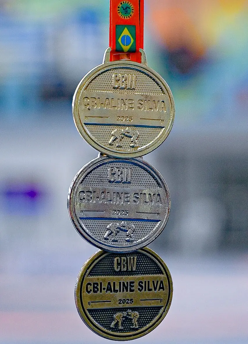 foto com as medalhas de aline