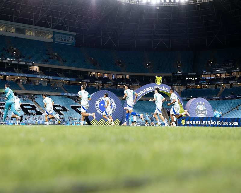 Time do Cruzeiro no aquecimento antes do jogo contra o Grêmio, na 32ª rodada do Brasileirão Série