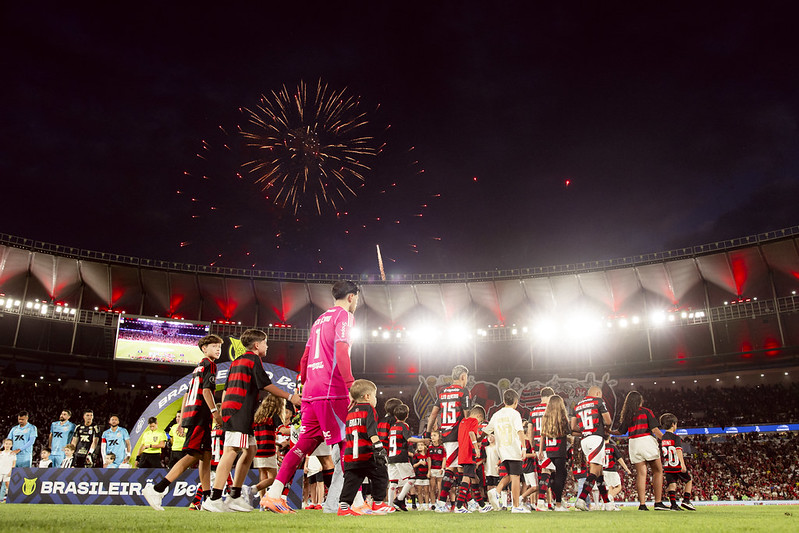 Time do Flamengo entrando em campo na 33ª rodada do Brasileirão Série A