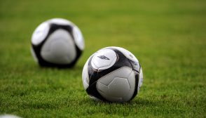 Duas bolas de futebol sobre o gramado
