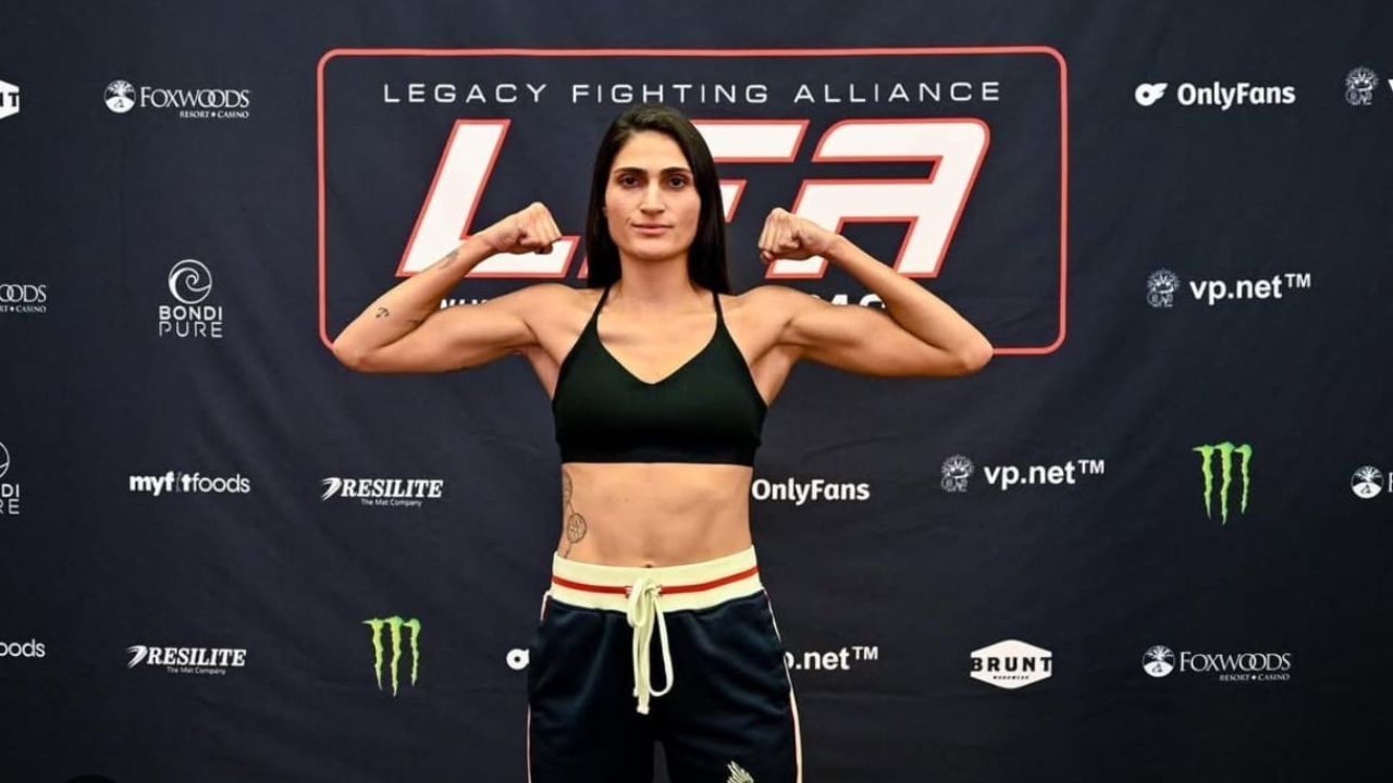 Imagem de Aline Pereira, lutadora de MMA e irmã de Alex Poatan, flexionando os bíceps no LFA. A atleta volta ao evento nesta sexta-feira para enfrentar Nejra Repp