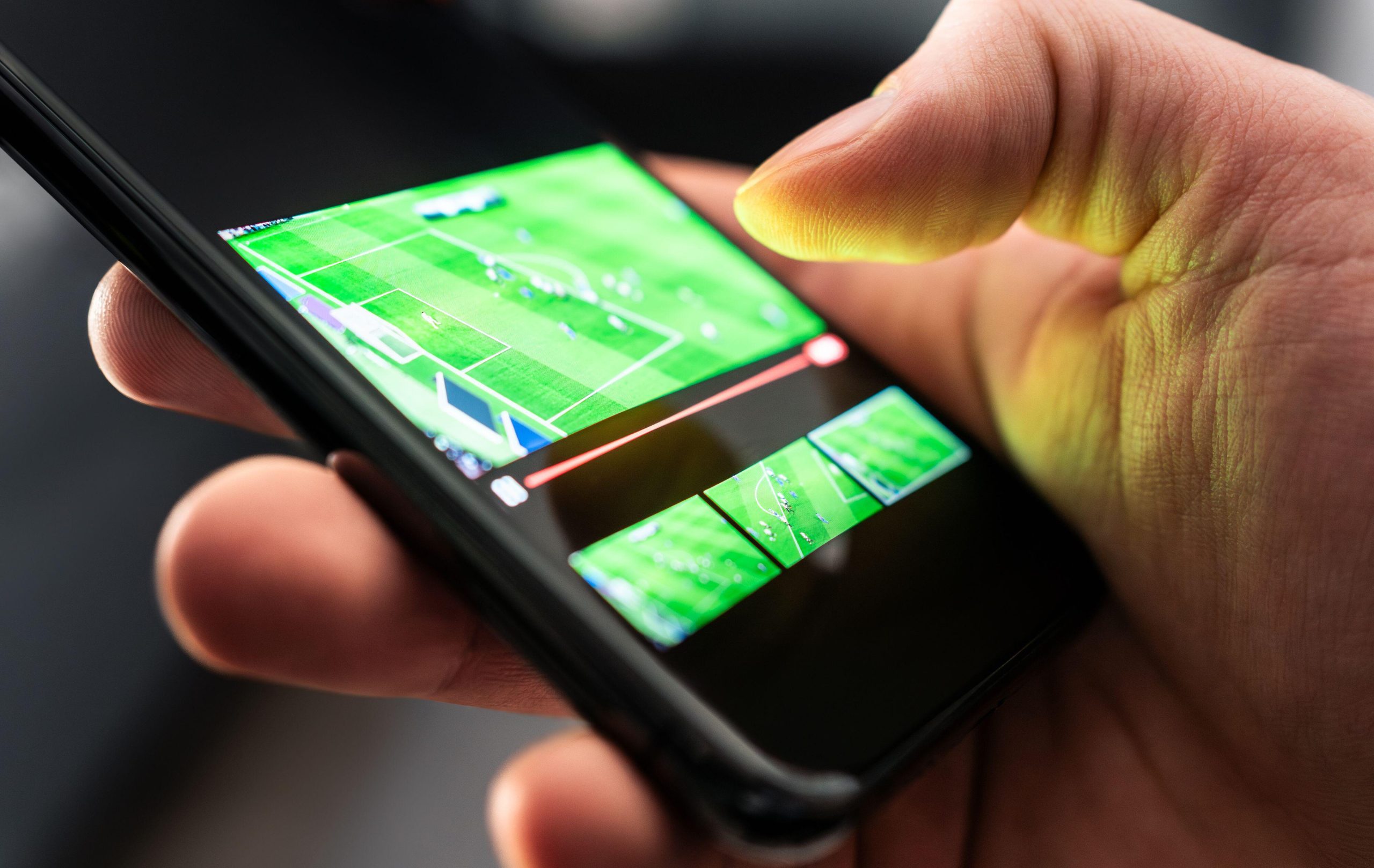 Jogo de futebol na tela do celular