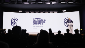 Evento da CBF com telão branco exibindo o título O Novo Calendário do Futebol do Brasil para o ciclo 2026-2029.