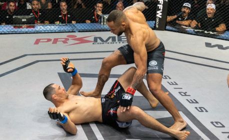 MMA no R1 Fighting Series: lutador em pé desfere golpe contra oponente caído no octógono da Arena BRB Nilson Nelson