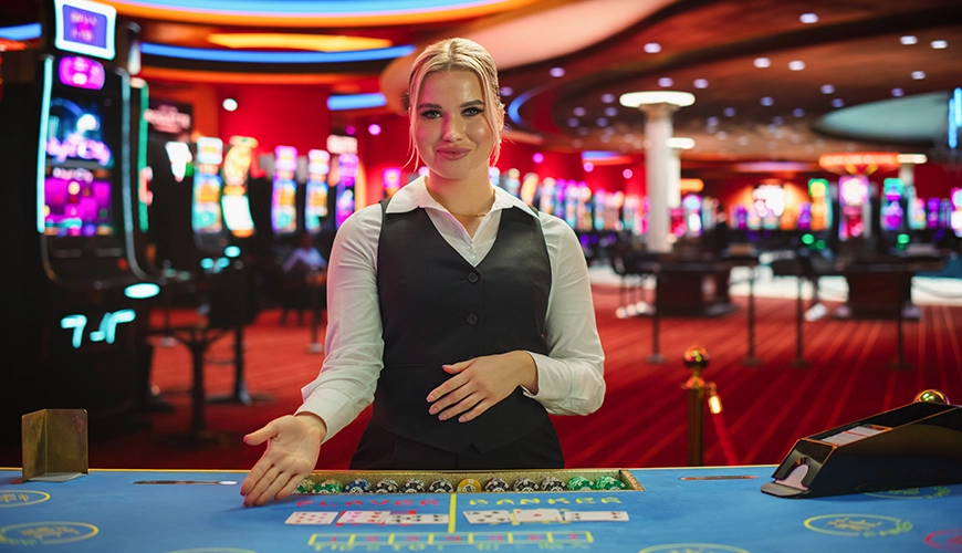 La imagen muestra una mesa de baccarat