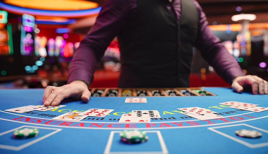 La imagen muestra una mesa de blackjack