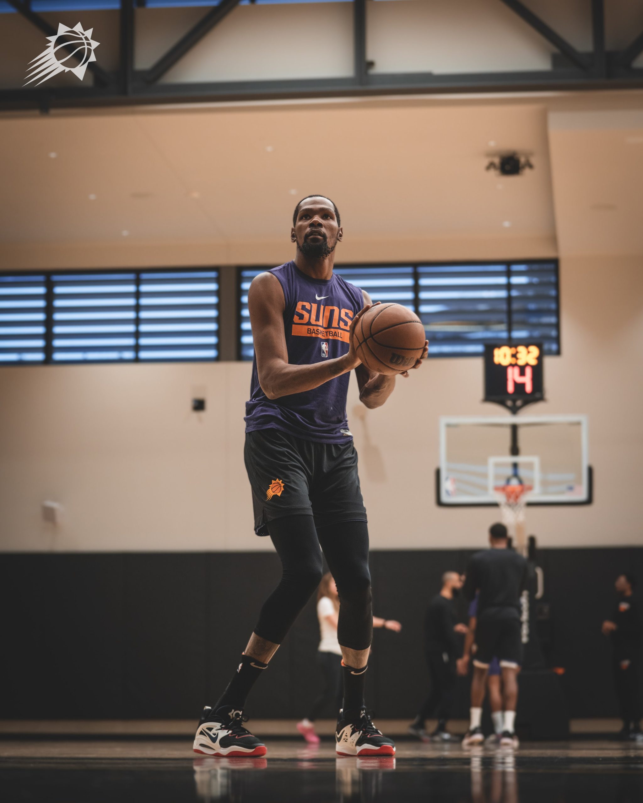 Quando Kevin Durant estreia pelo Phoenix Suns?