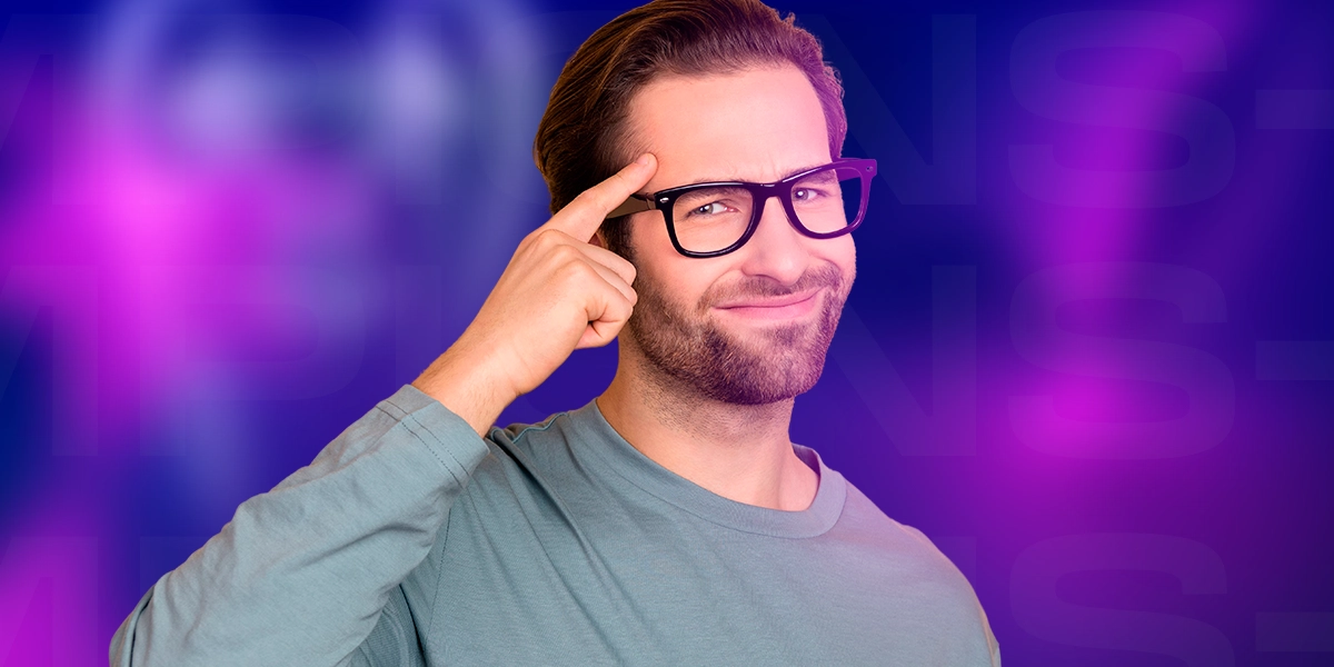 Imagem mostra homem sorrindo e fazendo sinal de uma boa ideia