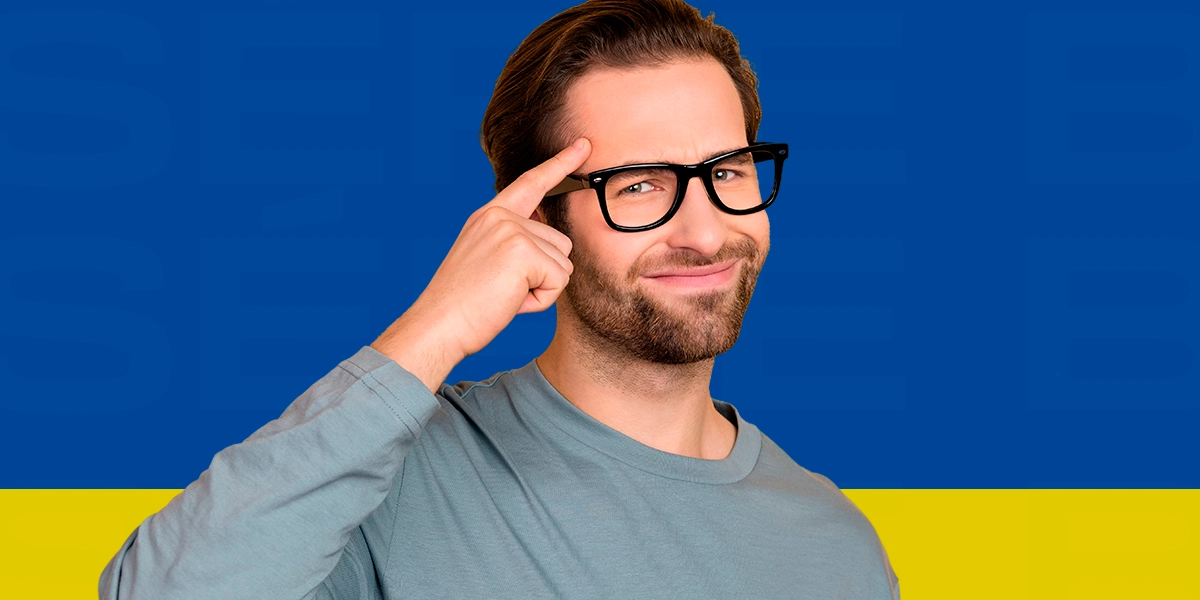 Imagem mostra homem sorrindo e fazendo sinal de uma boa ideia