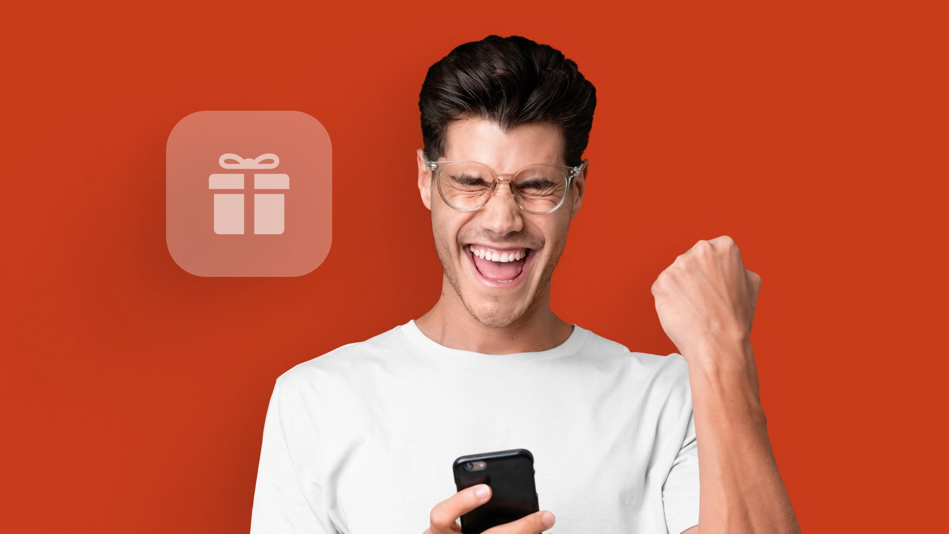 Imagem mostra homem comemorando ao utilizar um celular