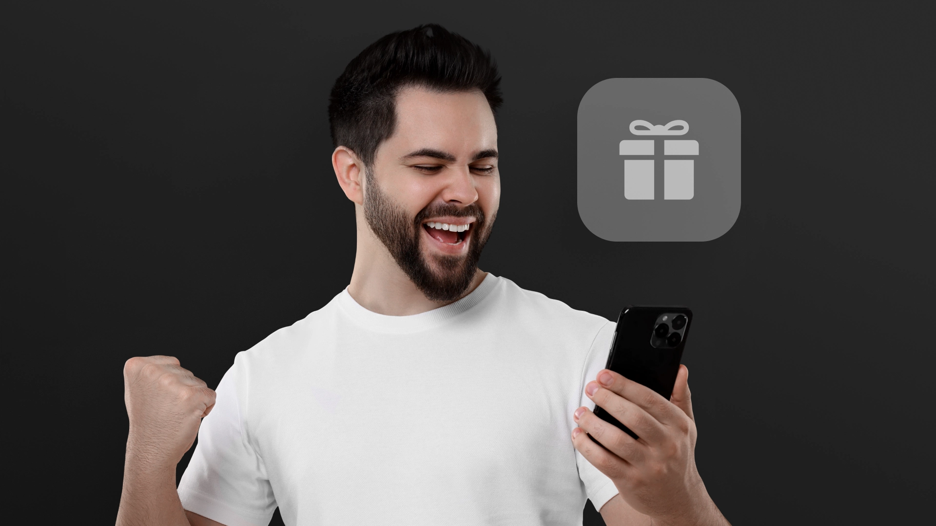 Imagem mostra homem comemorando ao utilizar um celular