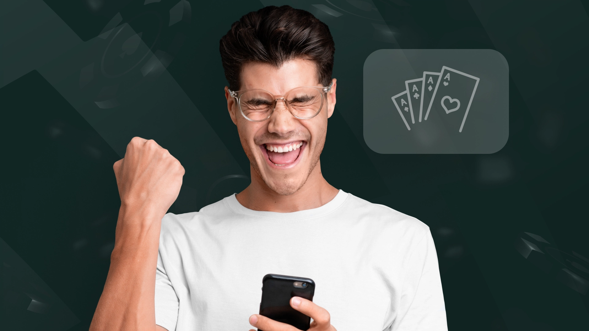 Imagem mostra homem sorrindo ao utilizar um celular e o símbolo de cartas de baralho