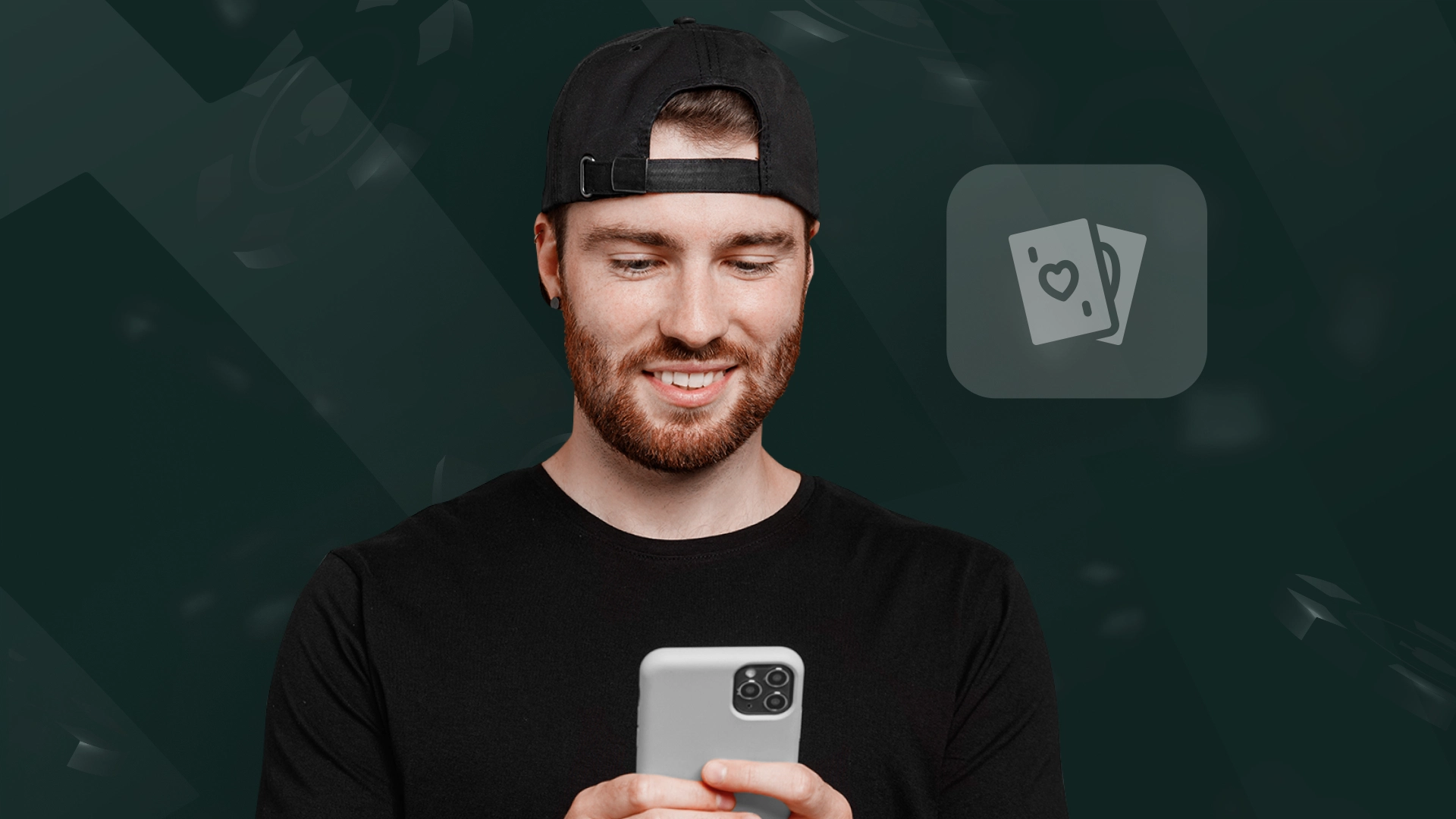Imagem mostra homem sorrindo ao utilizar um celular e o símbolo de cartas de baralho