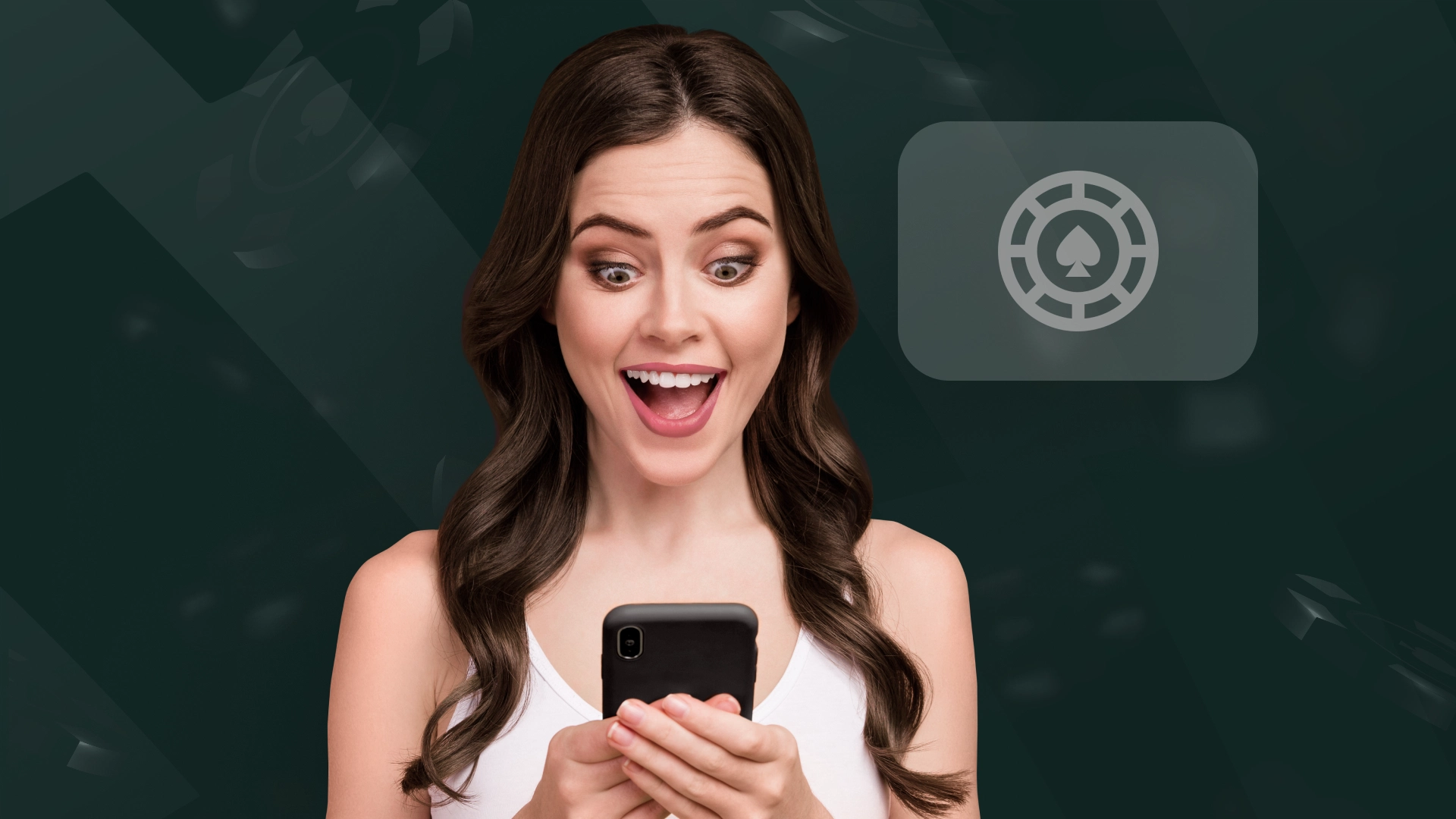 Imagem mostra mulher sorrindo ao utilizar um celular e o símbolo de poker
