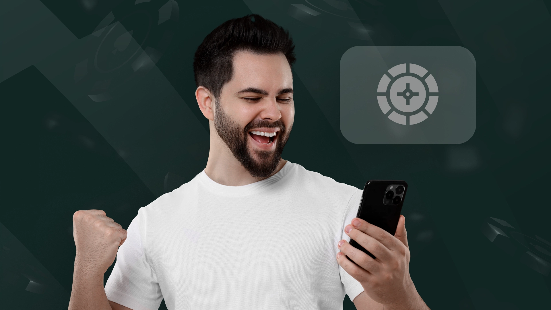 Imagem mostra homem sorrindo ao utilizar um celular e o símbolo de roleta