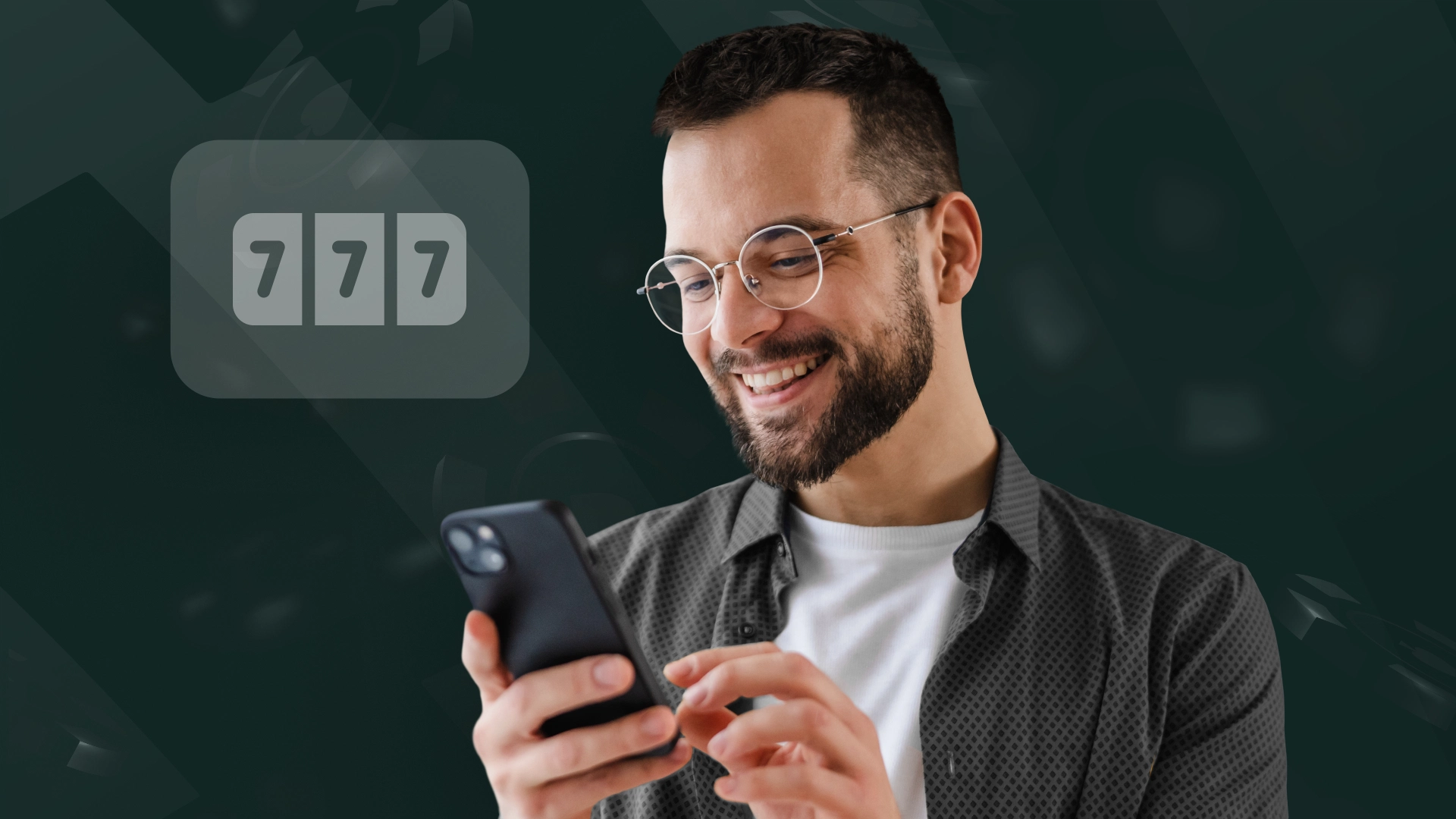 Imagem mostra homem sorrindo ao utilizar um celular e o símbolo de slot 777