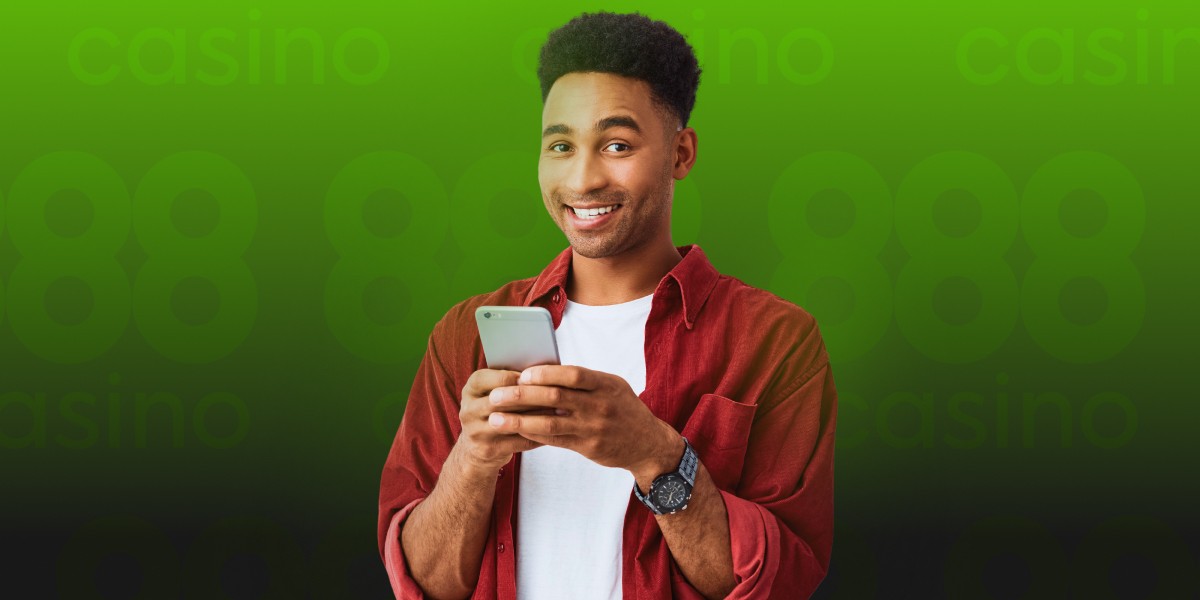 Imagem mostra homem sorrindo ao utilizar um smartphone