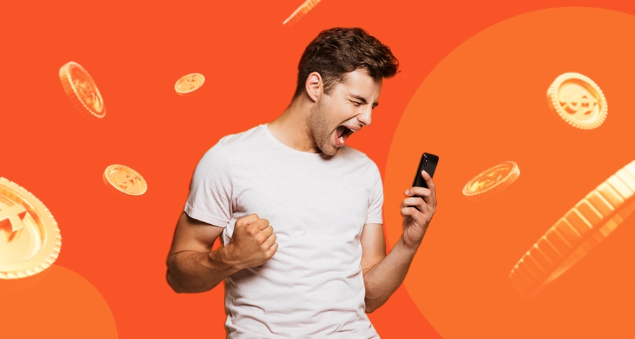 Imagem mostra torcedor comemorando com um smartphone na mão